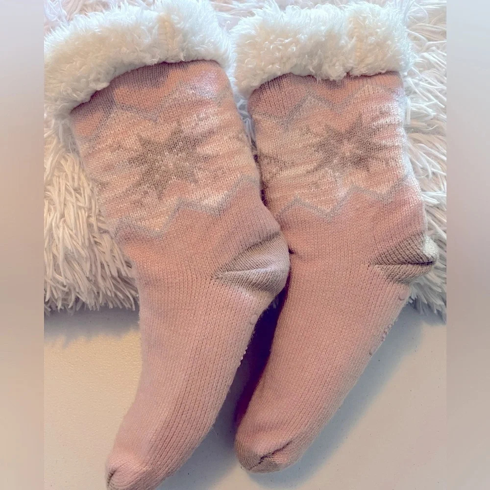 MUK LUKS 8 Pink & Gray white faux shearing cabin cozy socks.Rubber tabs on foot